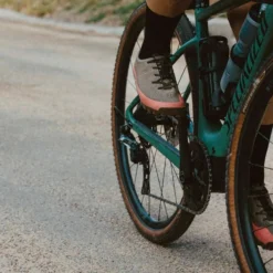 Gran Tourer Gravel Schoenen - Roze -Fiets Vonk Verkoopwinkel QUOC Gran Tourer Lace Pink Gravel Cycling Shoe Lifestyle 2 1100x