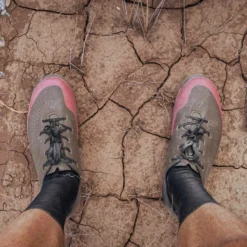 Gran Tourer Gravel Schoenen - Roze -Fiets Vonk Verkoopwinkel QUOC Gran Tourer Lace Pink Gravel Cycling Shoe Lifestyle 4 1100x